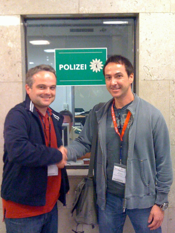 Besiegelten ihren Deal unter dem Auge des Gesetzes: John Ruhrmann (l.) und Olaf Höppner