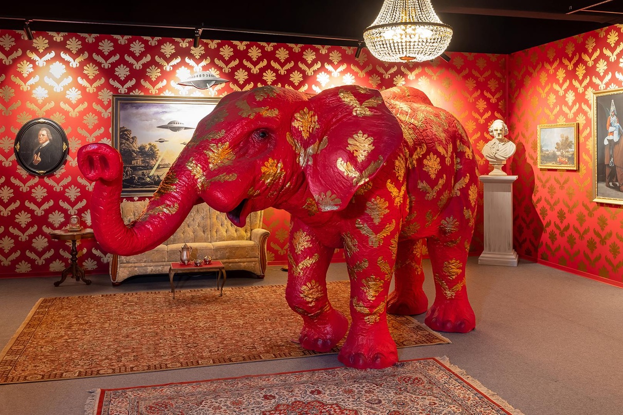 Teil der "Banksy"-Ausstellung von COFO: ein roter Elefant