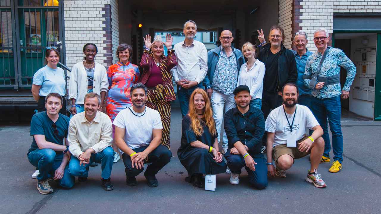 Gemeinsam für Listen To Berlin: Hinten von links stehen: Marieke Riediger (buero doering), Pamela Owusu-Brenyah (Jury Listen To Berlin / Pop-Kultur Festival), Anna Groß (Kuratorium BMC / S...