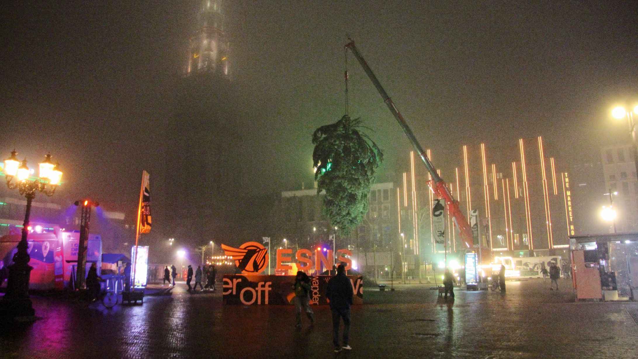 Sollte Denkanstöße geben: eine Kunstinstallation auf dem Grote Markt in Groningen bei Eurosonic Noorderslag 2025.