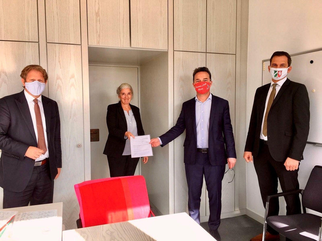 418f4a7ac4bdaeac994891ef9058dff123e1b3c78857cd887ba14871496c880d Bei der Übergabe (von links): Jochen Klenner (CDU Fraktionsabgeordneter), Isabel Pfeiffer-Poensgen (Ministerin für Kultur und Wirtschaft), MdL Oliver Kehrl (Mitglied des Landtages) und MdL...