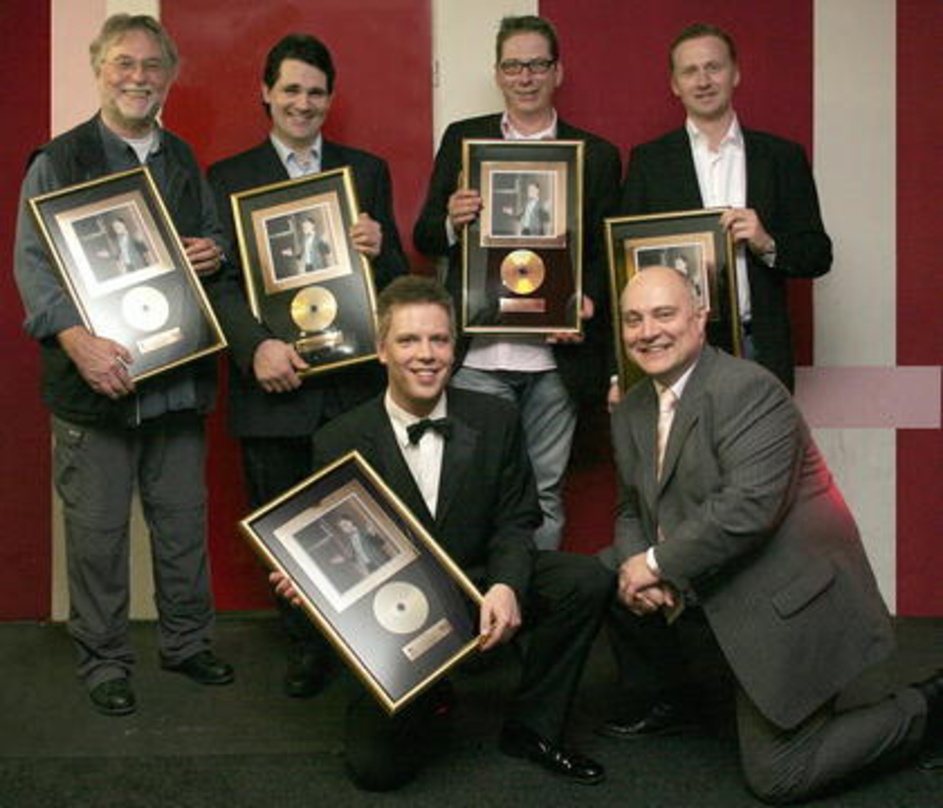 Feierten den Award: Tom Gäbel (vorn, l.) und Thomas Koschwitz (r.) mit (hinten, v.l.n.r.) Tonmeister Carlos Albrecht, Jörg Achim Keller (Music Supervisor), Gäbel-Manager Arne Beyer, Marcel...