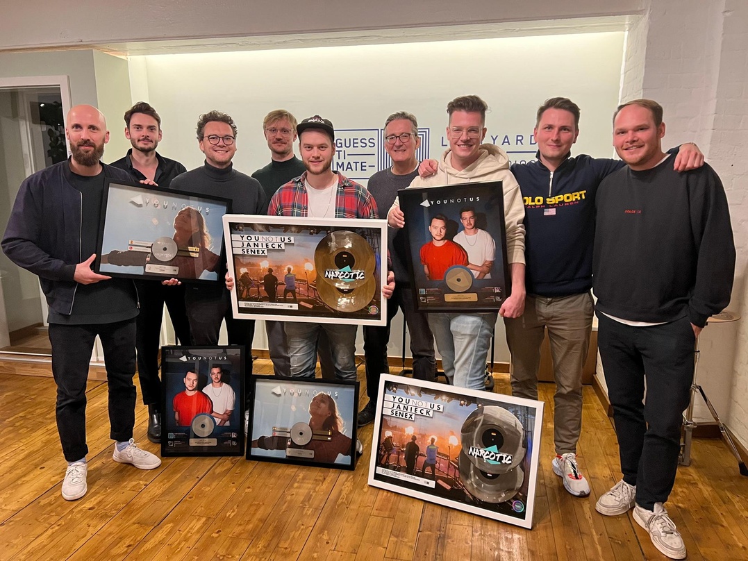 Arbeiten miteinander (von links): Martin Heuser (Managing Partner Guesstimate), Michael Obergfell (Management YouNotUs), Gian Köhler (Managing Partner Guesstimate), Jan Rathjen (Partner Gu...
