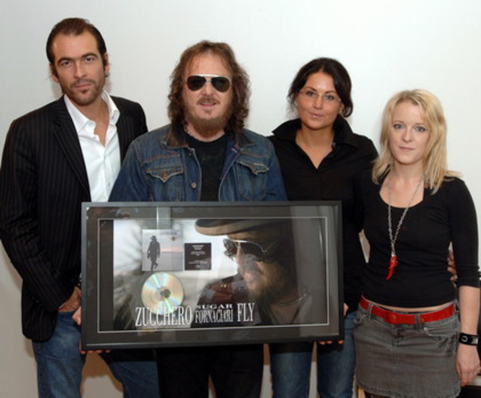 -||Feierten das Edelmetall (v.l.n.r.): Ivo Sacchi (Managing Director UM), Zucchero, Janina Baruth (Marketing Manager) und Suzy Binzegger (Promotion Manager)