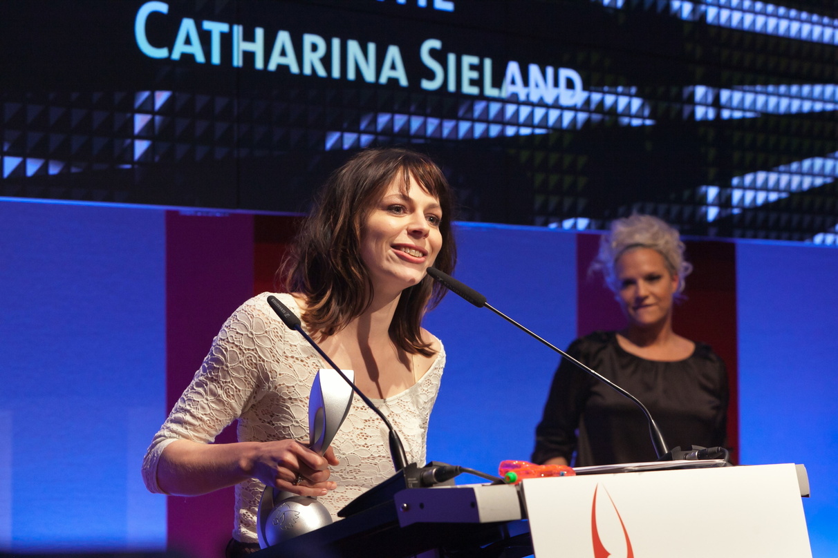 Erhielt den Musikautorenpreis aus den Händen von Ina Müller (rechts): Cäthe