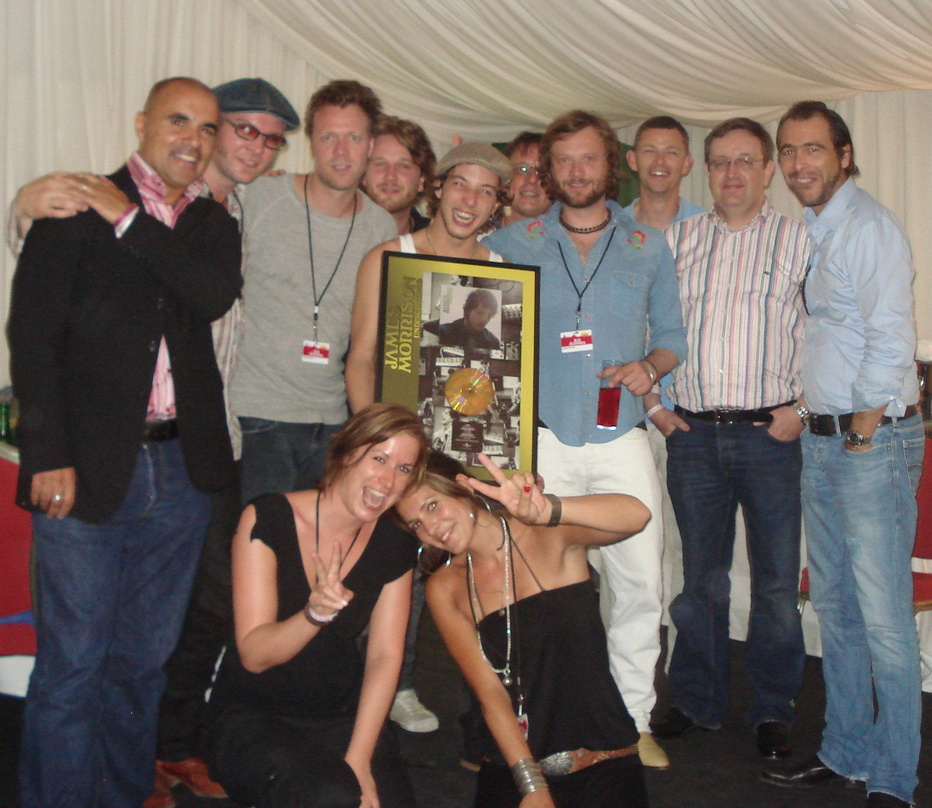 Feierten Gold: James Morrison (M.) mit Musikern und dem Universal-Team||Feierten den Gold-Award (hinten, v.l.n.r.): Hassan Choudhury (Vice President UM Group International), die Musiker Ni...