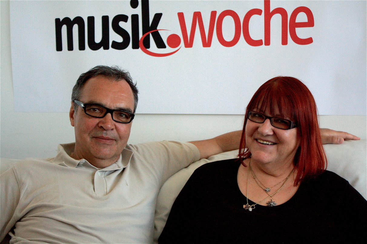 Beglückt von der Bug-Chartsbestmarke: Willi und Doris Schlösser, hier beim Redaktionsbesuch auf der MusikWoche-Couch