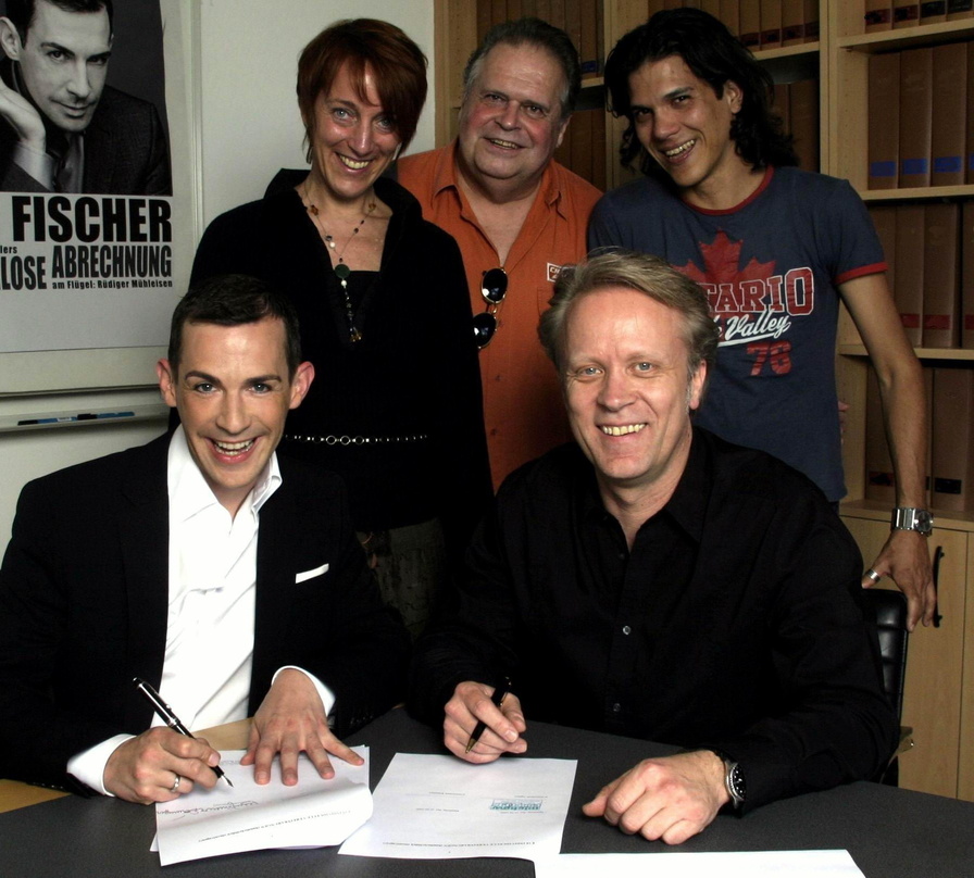 Neue Partner: Tim Fischer und Michow Concerts||Zur Vertragsunterzeichnung trafen sich (hinten, v.l.n.r.) Kim Sommer (Michow Conerts), Helmut Herrmann (Manager Tim Fischer) und Rolando Jimé...