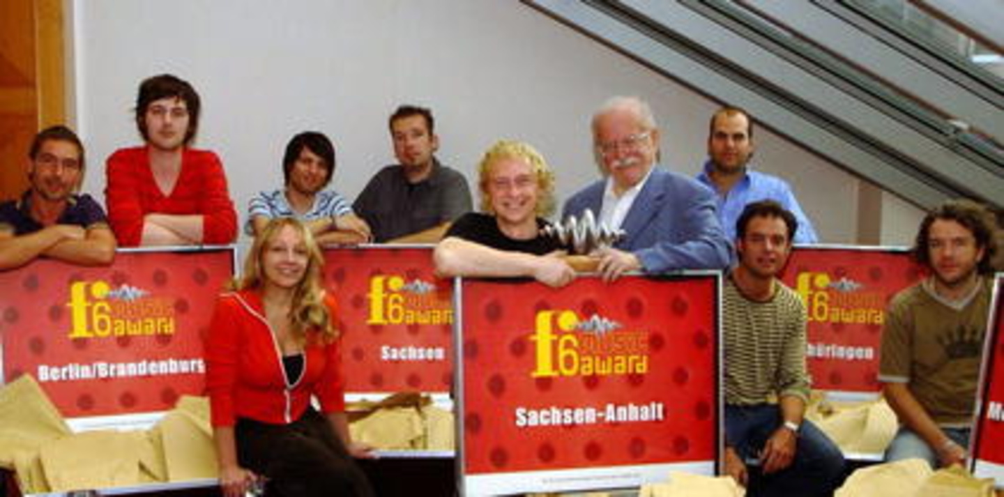 Die f6-Jury: Stephan Mattner, Eric Wrede, Regina Weber, Erik Laser, Kai Lotze, Jury-Sprecher Stephan Michme, Schirmherr Fritz Rau, Henning Rümenapp, Ulysses Hüppauf und Steve Lyon (v.l.n.r.)