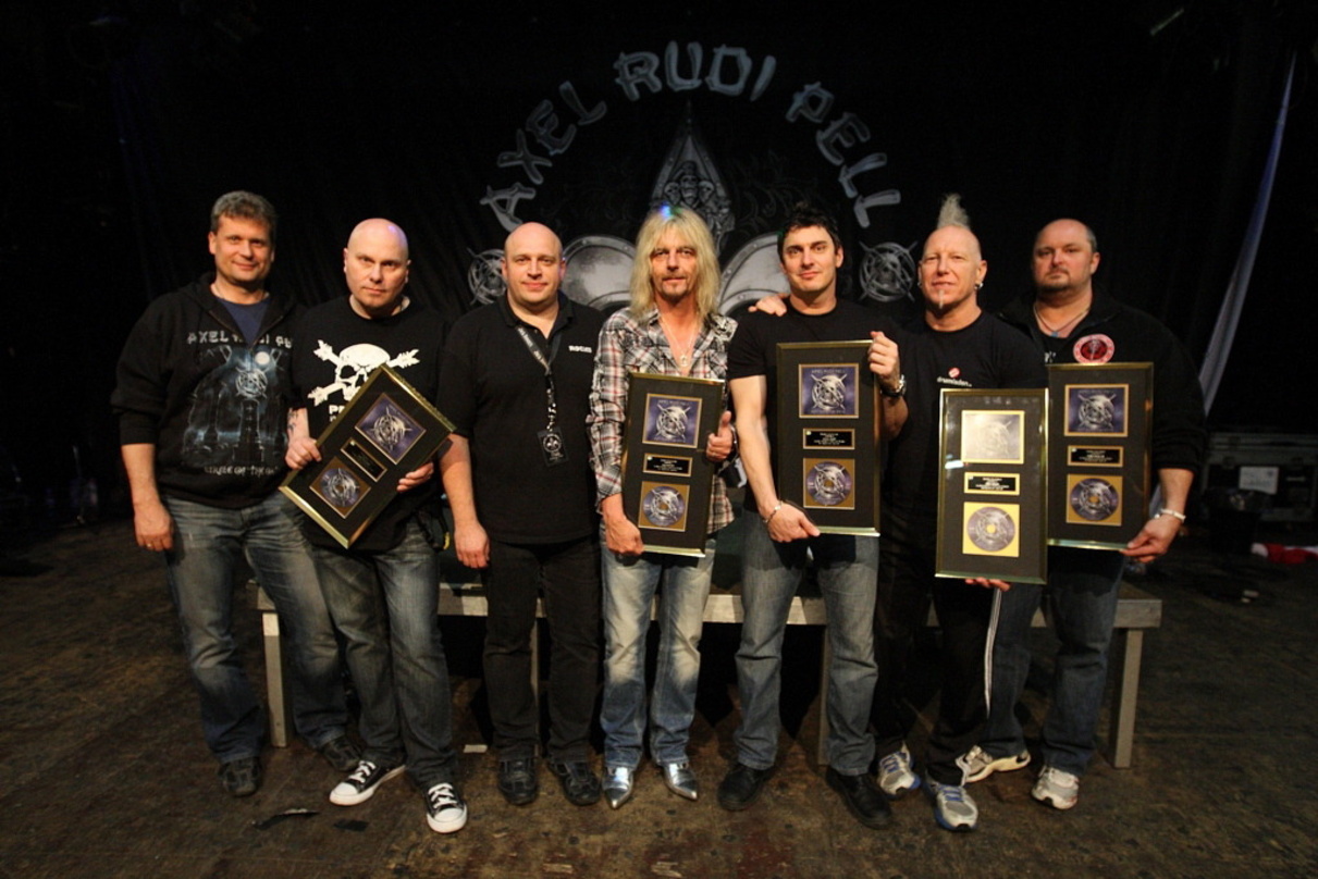 Vergoldeter Tourabschluss: Axel Rudi Pell und SPV in Bochum||Brachten Edelmetallglanz auf die Bühne der Bochumer Zeche (von links): Andreas Rennmann (Brinkmann & Partner), Ferdy Doernberg ...