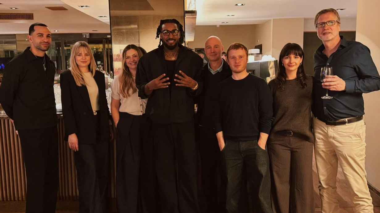 Handelten eine weitere gemeinsame Zusammenarbeit aus (von links): Pana Salem (Management), Theresa Rebien (Anwältin, beide Team reezy), Karina Poche (SMP), reezy, Patrick Strauch, Marvin L...