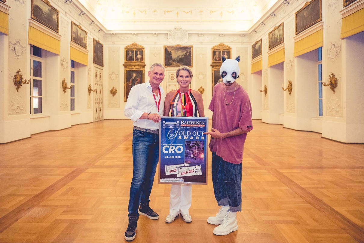 Bei der Verleihung: Wolfgang Altmüller (links, Vorstandsvorsitzenden der VR meine Raiffeisenbank), Schlossherrin Stephanie Bruges von Pfuel und Cro