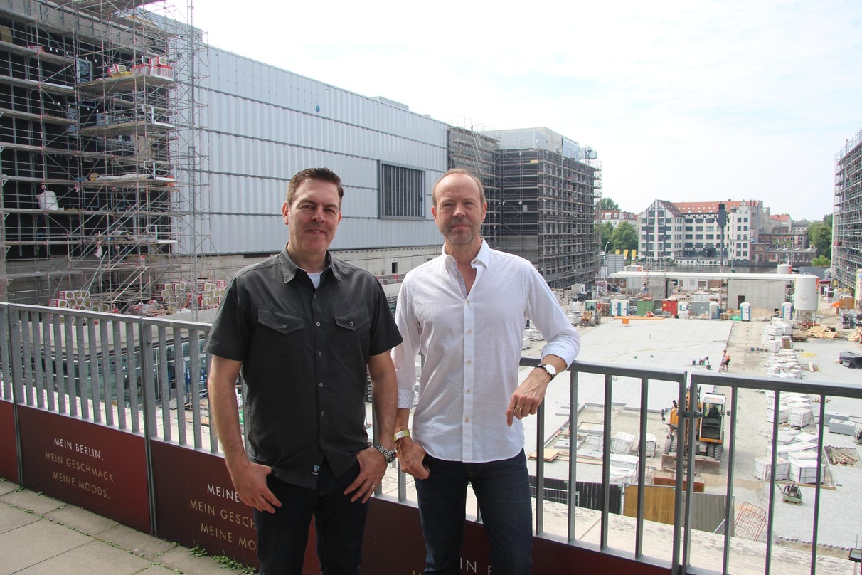 Auf dem Balkon der Mercedes-Benz Arena: Paul Cheetham und Michal Hapka (beide AEG), links hinter ihnen entsteht die Verti Music Hall
