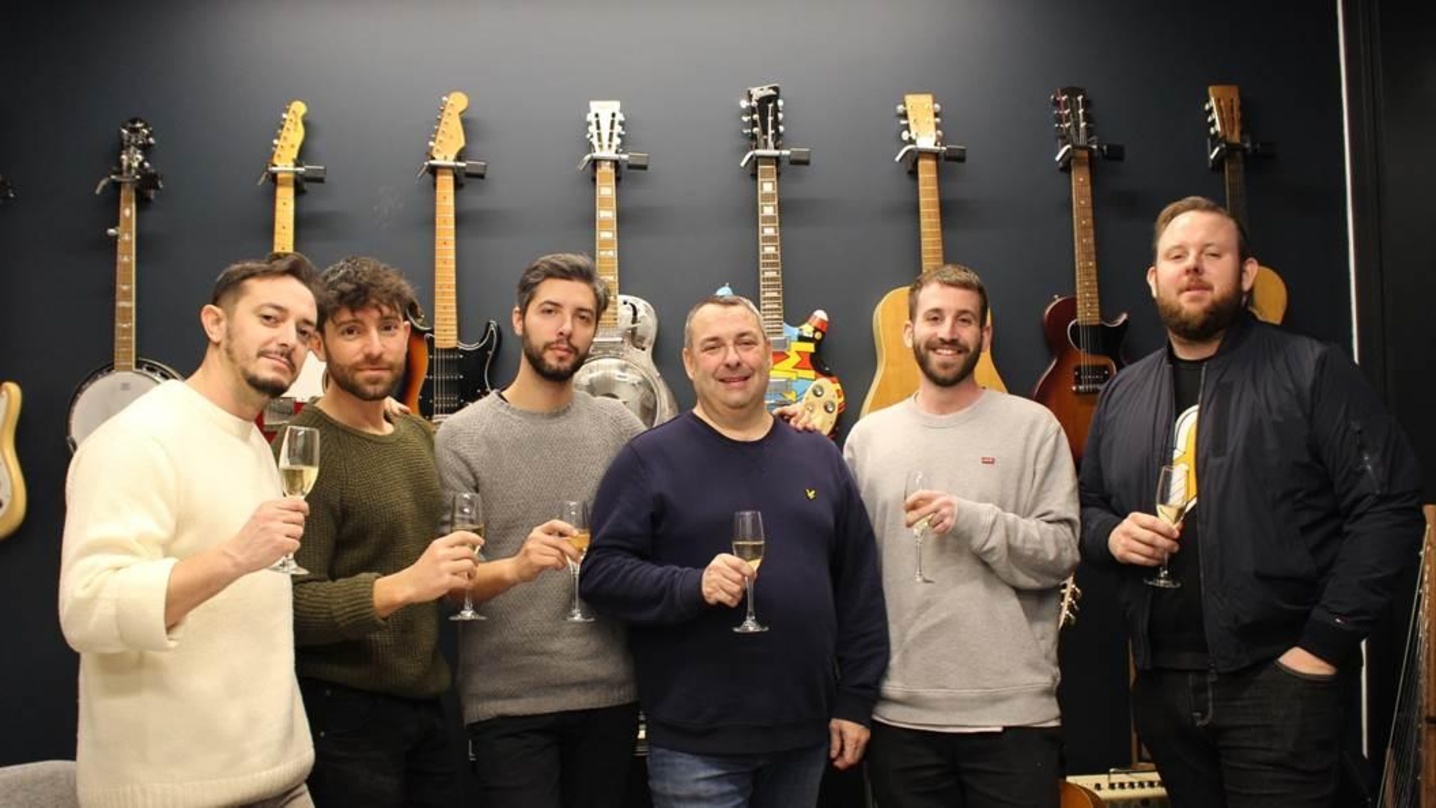 Trafen sich in der Prä-Corona-Ära (von links): Simone Giani, Luca De Gregorio, Mattia Vitale (alle Meduza), Sergio Bienati (Director, Artist Manager Club Class Music Group), Pete Simmons (...