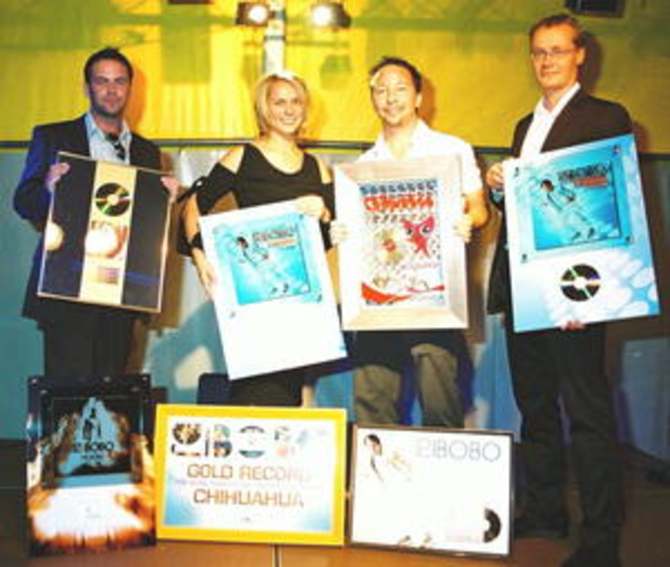 Hielten reichlich Edelmetall in den Händen (v.l.n.r.): Dennis Marx (BMG Ariola München), Cornelia Eckardt (BMG Berlin), DJ BoBo und Dirk Baur (BMG Ariola München)