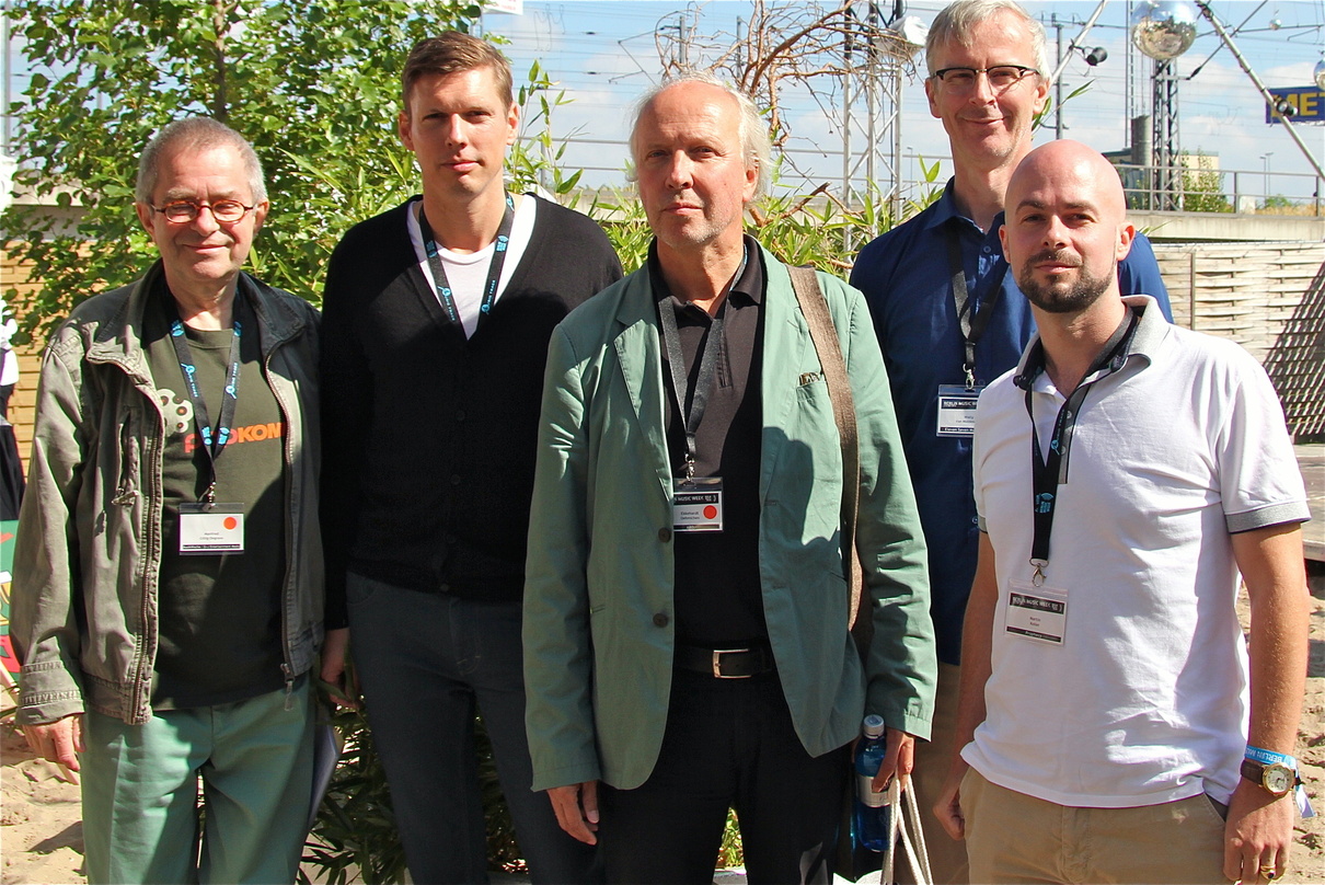 Genossen das schöne Wetter, bevor sie sich aufs Podium setzten (von links): Moderator Manfred Gillig-Degrave, Thorsten Freese, Ekkehard Oehmichen, Wally van Middendorp, Martin Koller