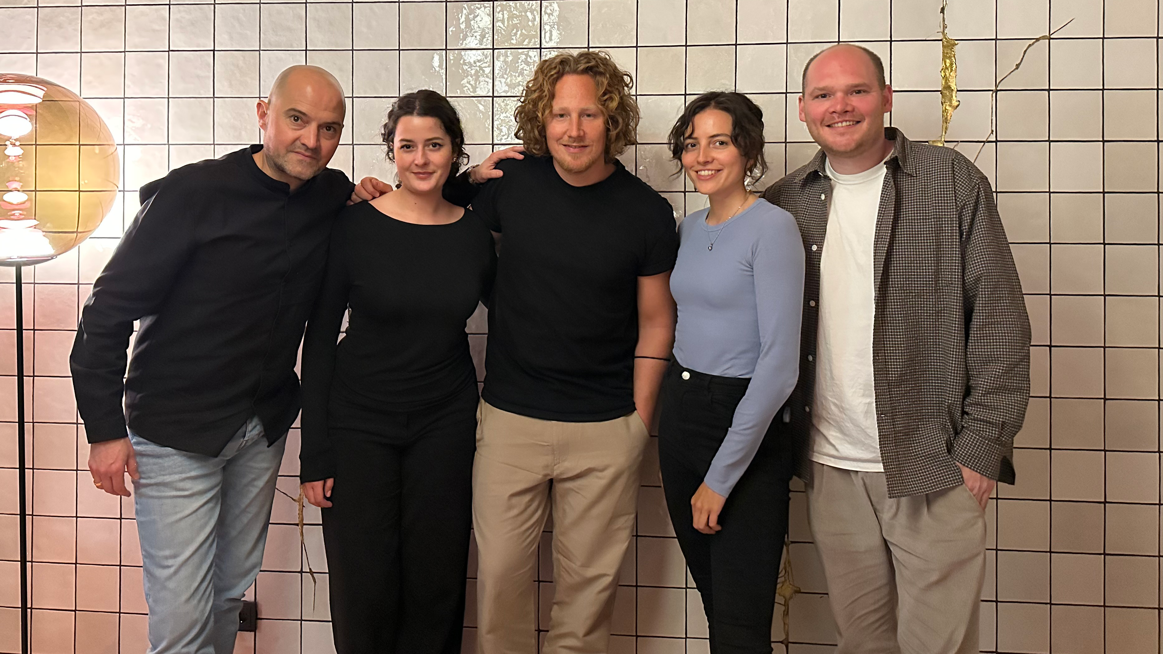 Begehen ein ungerades Jubiläum (von links): Timo Holstein (Management Michael Schulte), Carla Hockl (BMG), Michael Schulte, Jill Gehring und Marc Johlen (beide BMG).