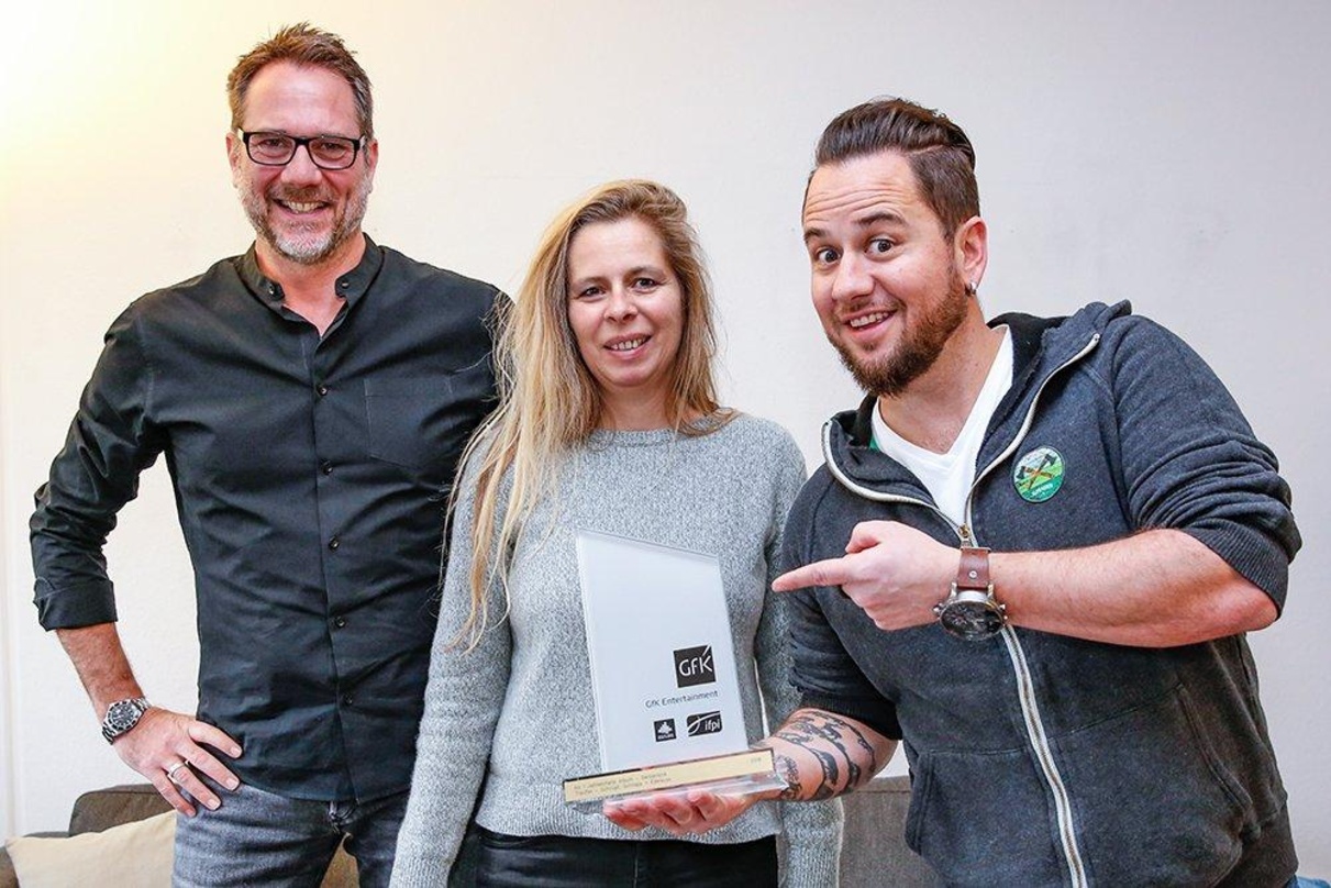 Bei der Vergabe des Longplay-Jahres-Awards (von links): Andy Renggli (GfK), Julie Born (Sony Music Schweiz) und Trauffer