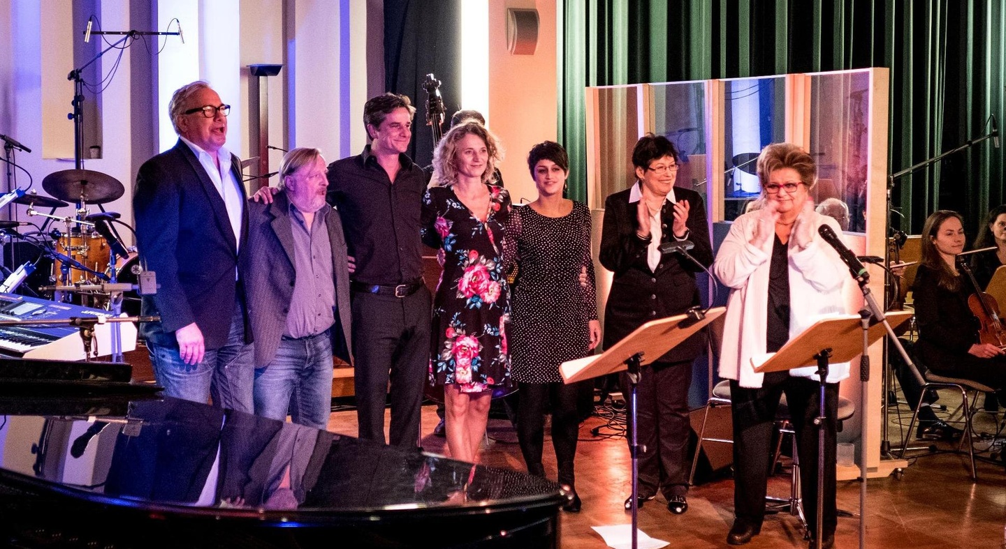 Sangen Manfred Krugs Lieder (von links): Stefan Gwildis, Axel Prahl, Juliano Rossi, Fanny Krug, Lisa Herbolzheimer, Uschi Brüning und Joy Fleming
