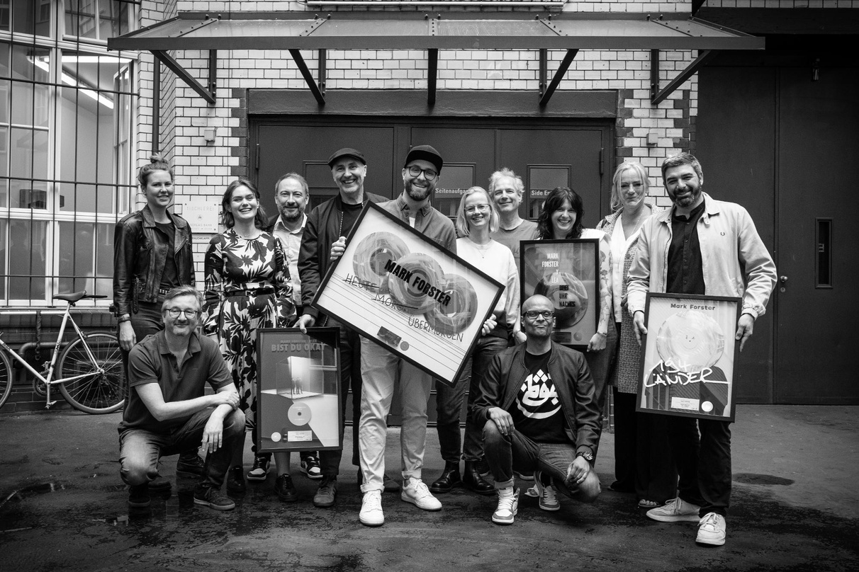 Bleiben eine Einheit: Mark Forster (6. von links) und seine Partner:innen von Four Music, Sony Music und Sector3