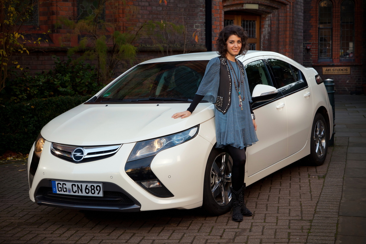 Hat ihr gesundheitliches Tief überwunden und genießt die Fahrt mit dem Ampera: Katie Melua