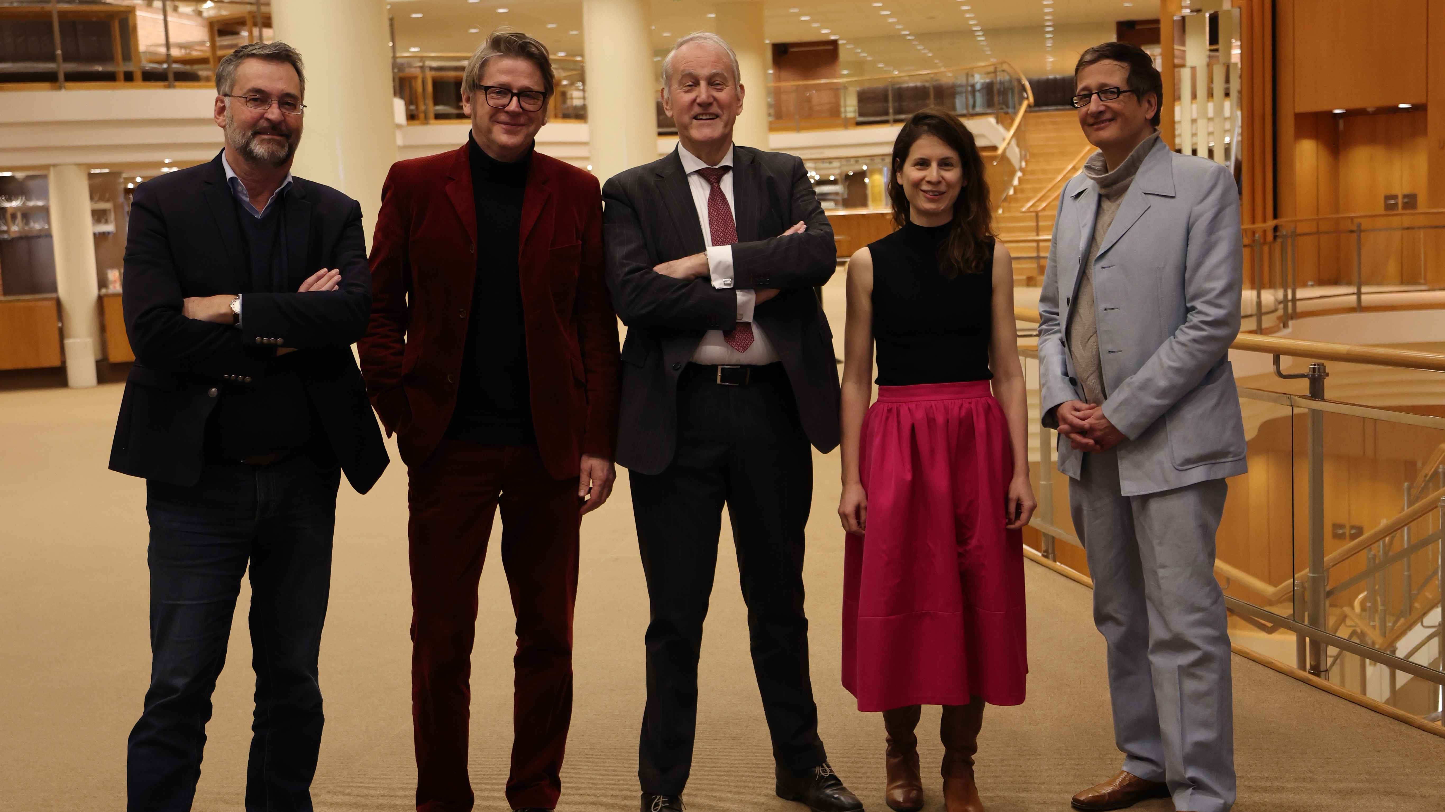 42fd8ee1 3178 415a b0a0 3785cea719a6 Wissen nicht, wie es ab 2026 mit Acht Brücken weitergeht: Das Team und um das Festival, bestehend aus (von links) Hein Mulders, Matthias Kremin, Louwrens Langevoort, Boglárka Pecze und Csa...