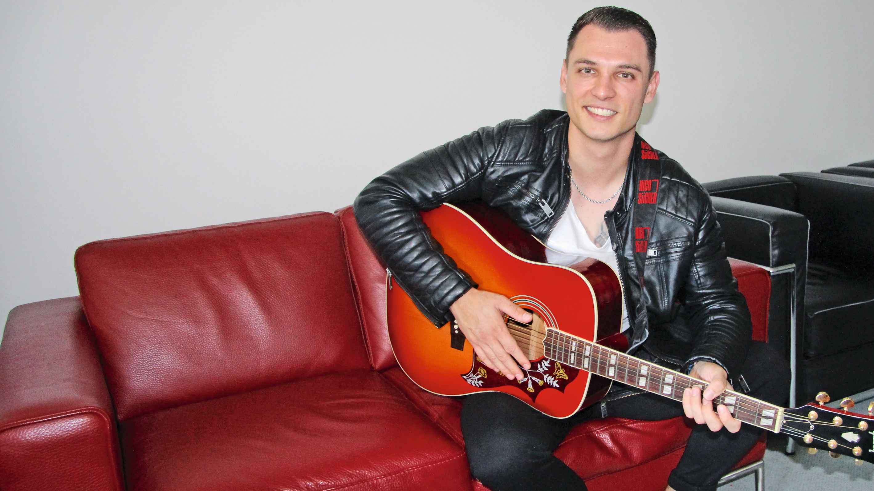 Kann schon auf Auftritte bei Andy Borgs "Schlagerspaß", bei den "Brettl-Spitzen" des Bayerischen Rundfunks und mit der Spider Murphy Gang und Andreas Gabalier zurückblicken: der Münchner M...