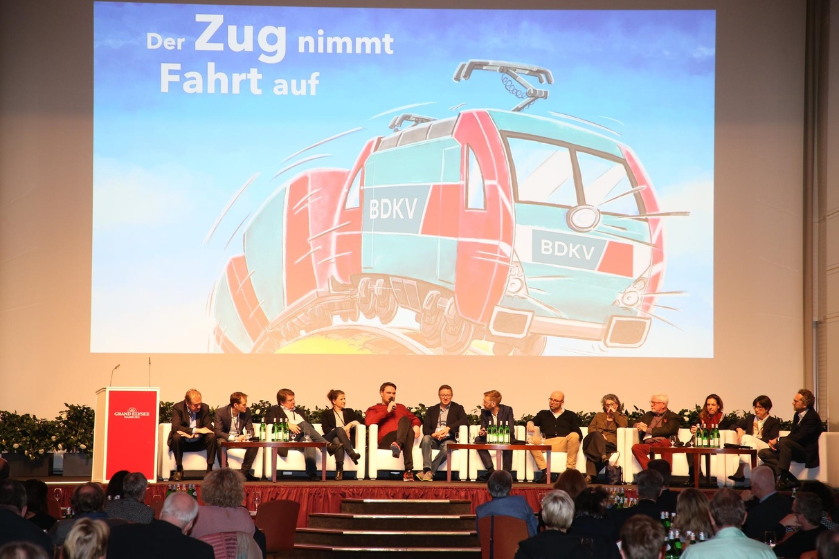 Beim Vollzug der Fusion in Hamburg: die Vorstandsmitglieder um Jens Michow (ganz links) und Pascal Funke (ganz rechts) mit Moderator Jan Hendrik Becker (Mitte, mit Mikrofon)