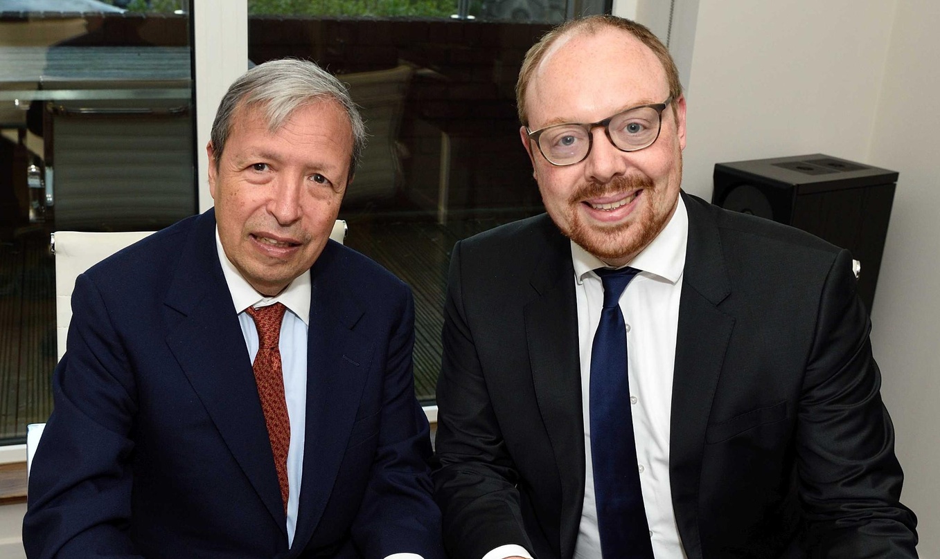 Bei der Vertragsunterzeichnung (von links): Murray Perahia und Clemens Trautmann