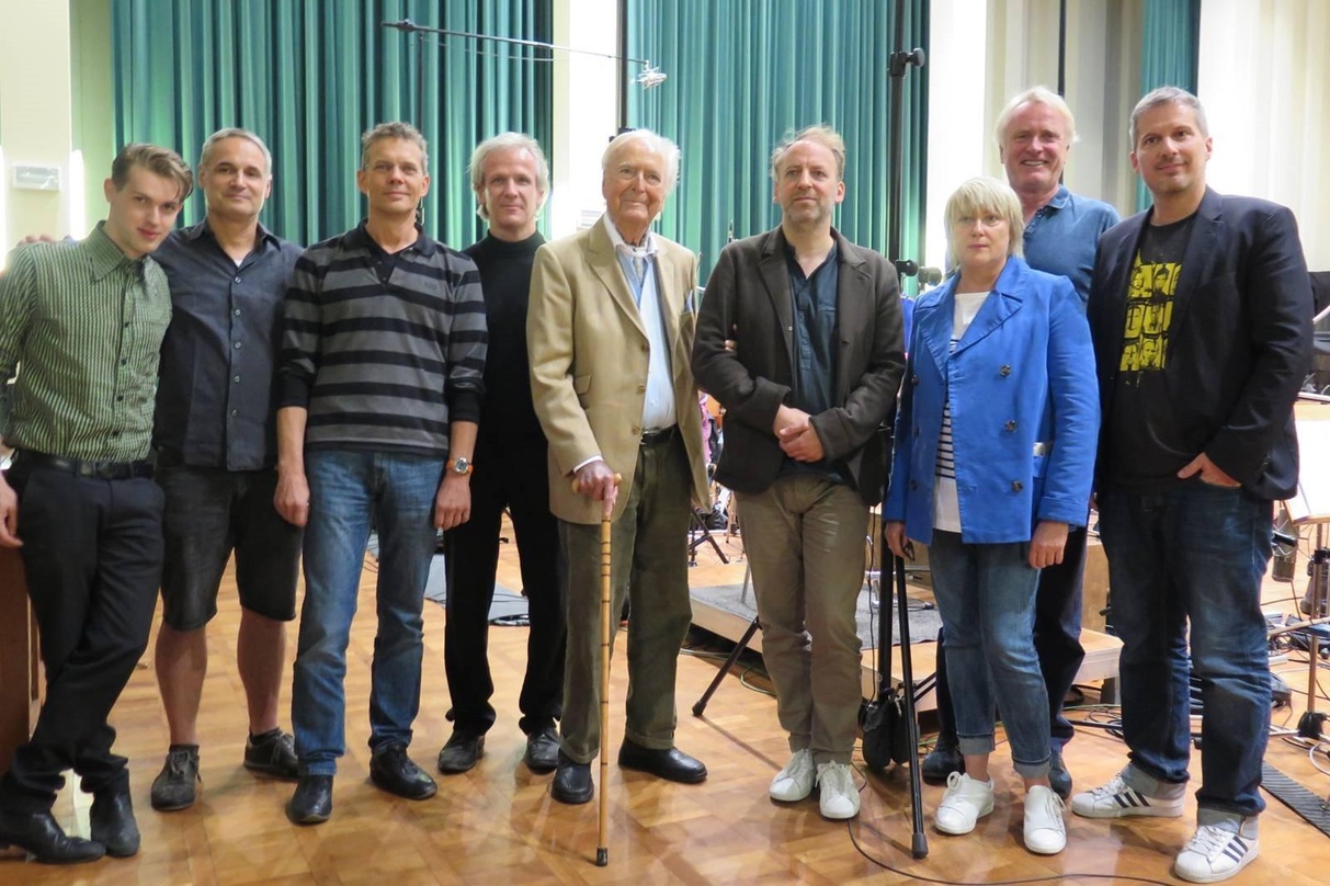 Bei den Aufnahmen (von links): Felix Trawöger, Falko Duczmal (beide Scoring Stage Babelsberg), Orchestrator Tilo Heinrich, Dirigent Bernhard Wünsch, Martin Böttcher, Komponist Heiko Maile,...