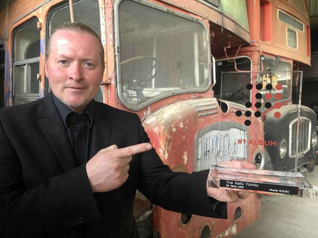 4344ed85d4698b6aee73ea93972476e511bd10d7e15c5cc7f56dfa4d245c6d8f Hält den Nummer 1 Award in der Hand: Joey Kelly von der Kelly Family