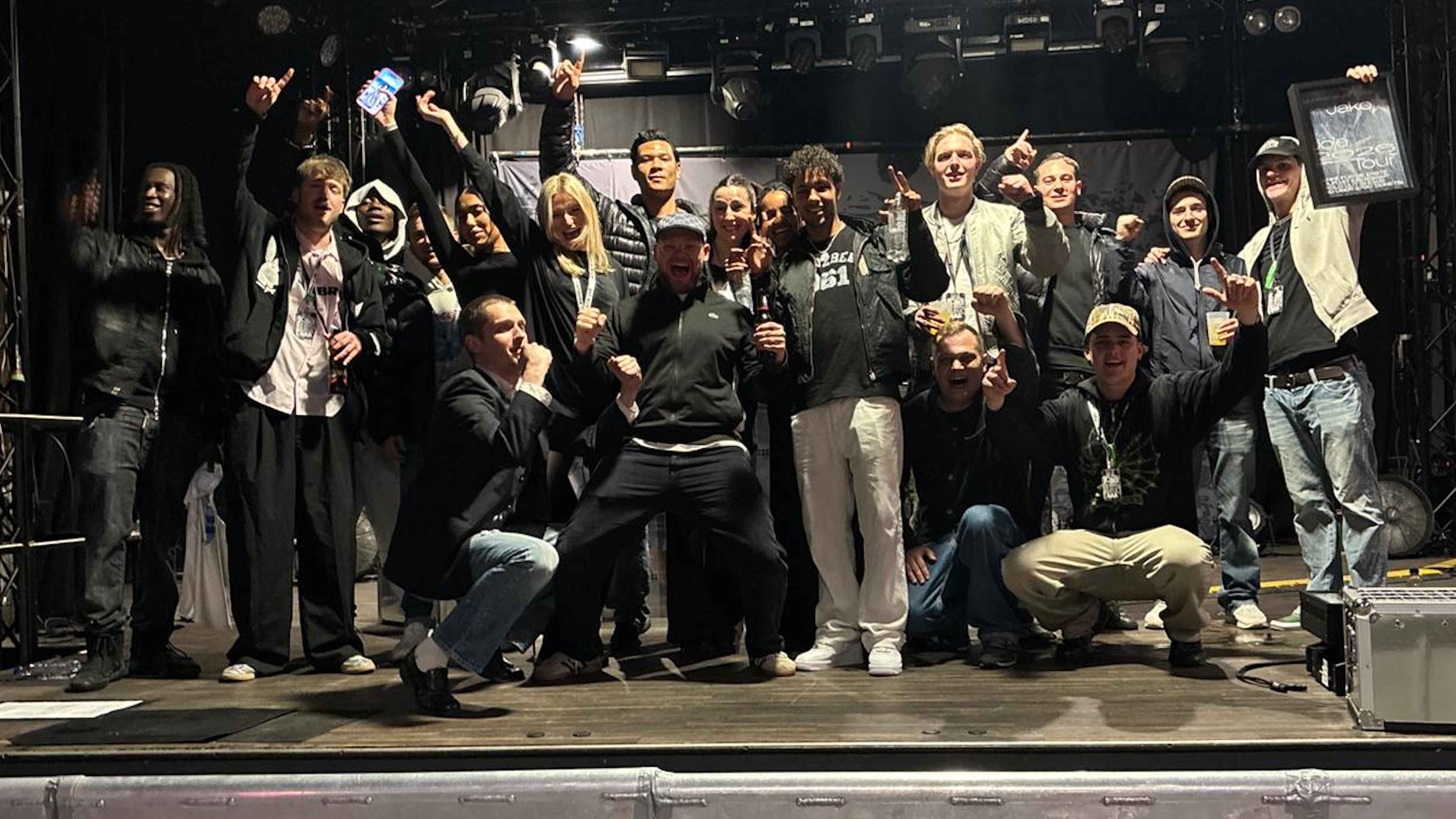 Auf der Bühne: Jojes Team mit dem Künstler selbst (Mitte).