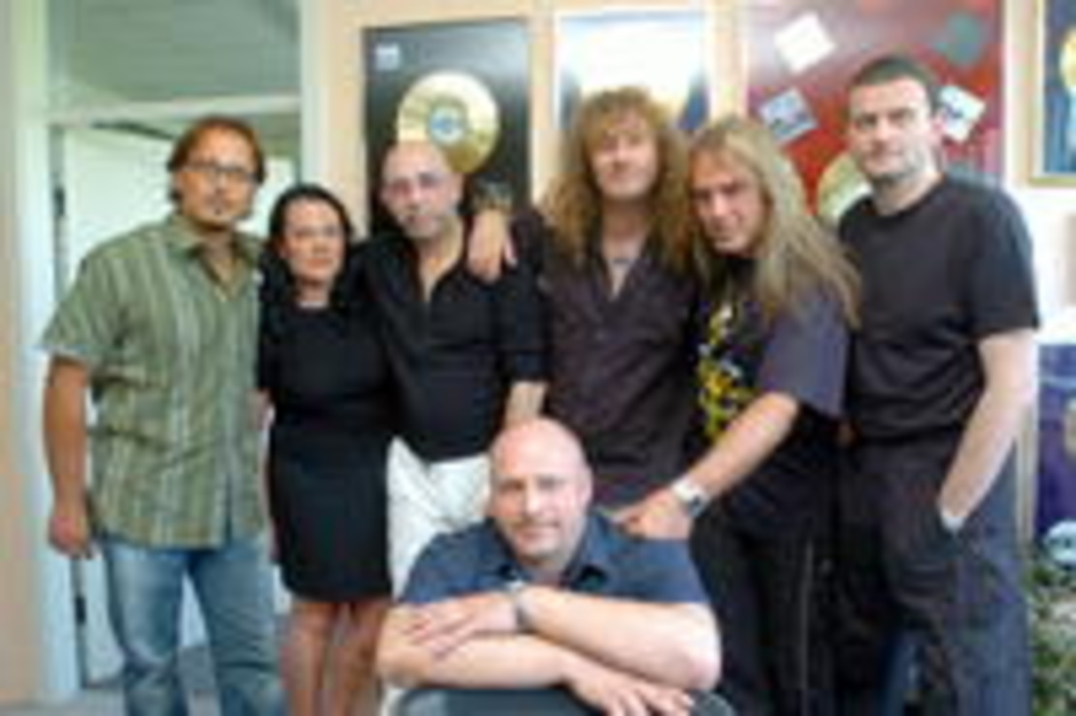 Neubesiegelte alte Partnerschaft (v.l.n.r.): Jan Bayati, Manager Bottom Row, Ulrike Rudolph, Head of Labels SPV, Schütz, Bandmitglieder Markus Großkopf, Andi Deris und Weikath