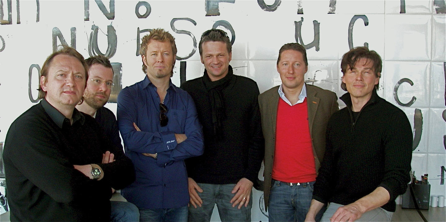 Bei der Vertragsunterzeichnung (von links): Markus Hartmann und Felix Roth (beide Starwatch Music), Magne Furuholmen (A-Ha), Jochen Schuster, Hans Fink und Morten Harket (A-Ha)