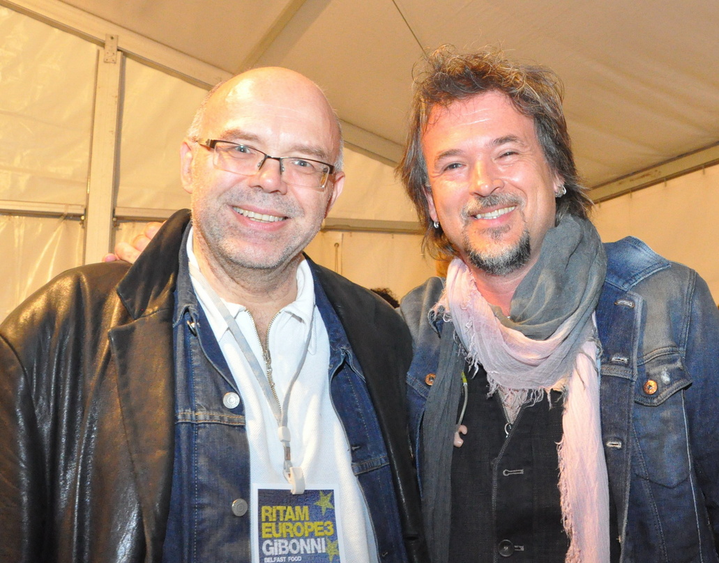 Vertragsabschluss in Zagreb: Mario Rossori (Pate Records, links) mit kroatischen Künstler Gibonni