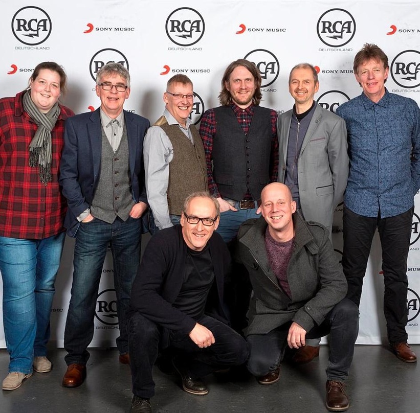 43777b5072342948fc94f2bcac7f461fb75e1fe043eb0cafee9753c11fa0c298 Stellten in Bochum das neue Album von Runrig vor (hinten, von links): Susanne Schrader (Product Manager AOR-Labelgroup) mit den Mitgliedern der Band Runrig Calum Macdonald, Iain Bayne, Bri...