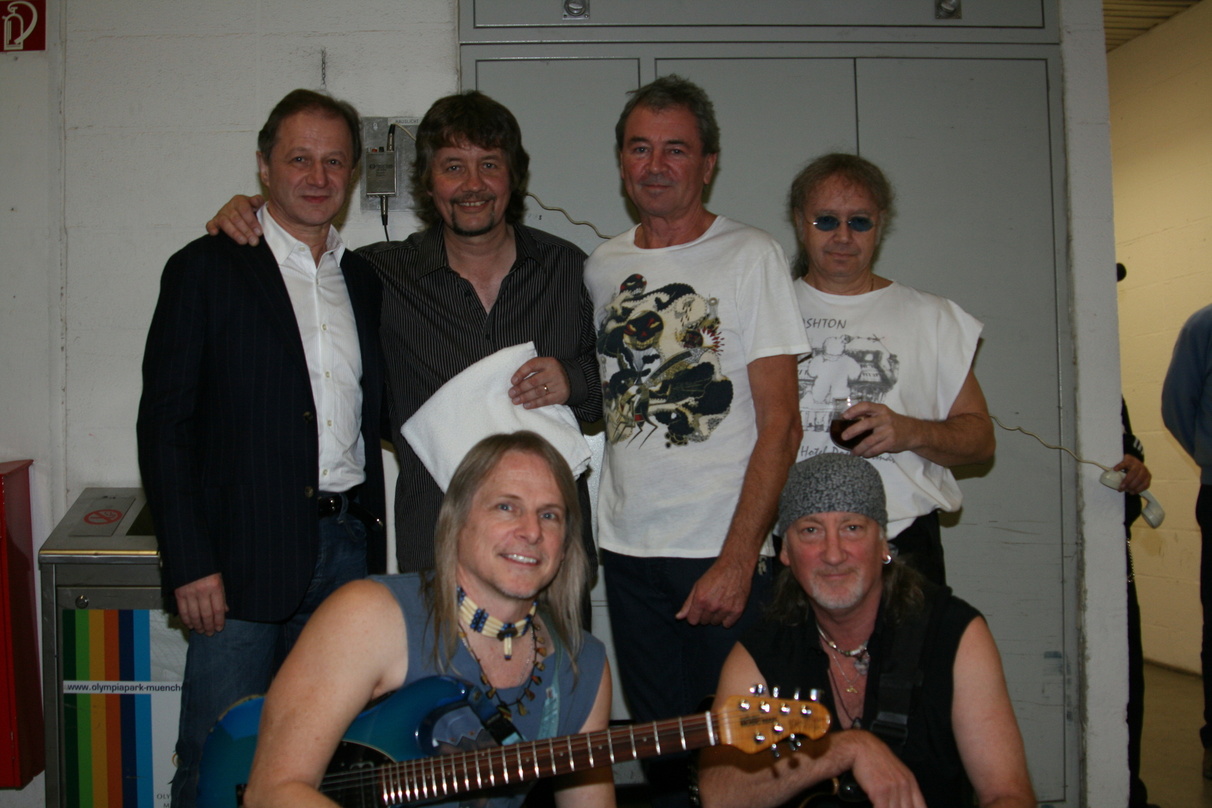 Feierten den Tourrekord in München (hinten, v.l.n.r.): Klaus Bönisch, Don Airey, Ian Gillan und Ian Paice (alle Deep Purple) sowie (vorn) Steve Morse (l.) und Roger Glover (beide Deep Purple)