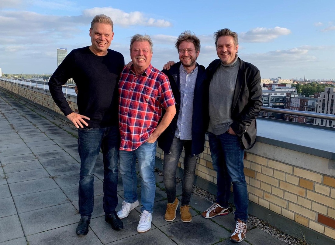 Verlängern Exklusivvertrag (von links nach rechts): Tom Bohne (President Music Domestic), Volker Rosin, Alexander Rosin (Sohn und Moon Records Manager), Jörg Hackelbörger (Head of Music Fa...