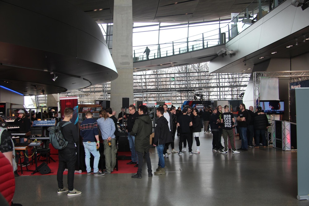 43fff9363145c9006e37de93b68ff56b496843d06c2505cb4fd82fd9054175b2 Hier steigt auch 2020 die Mixcon: die BMW Welt in München