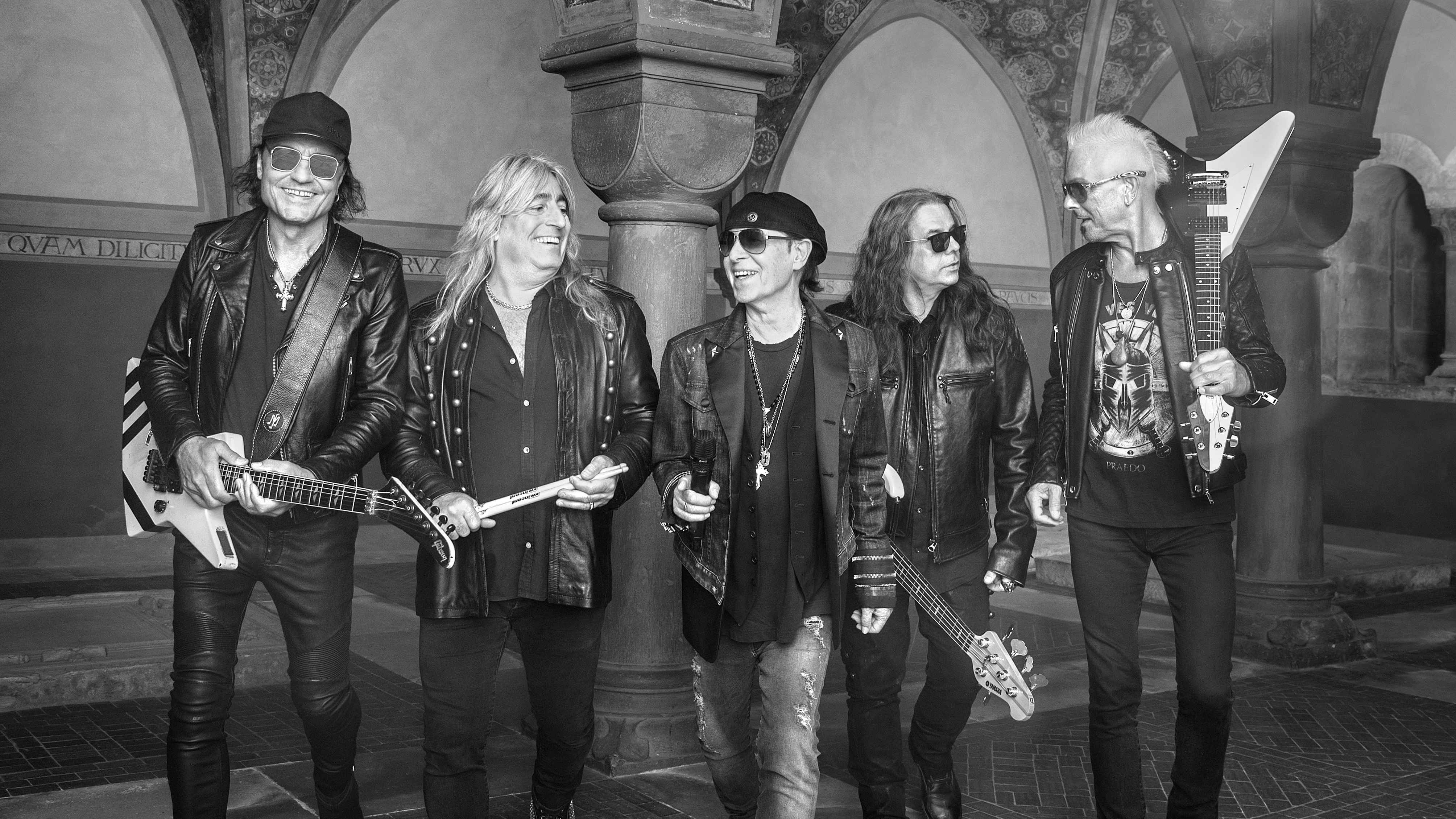 Betonen die besondere Bedeutung des Hannover Airports in ihrer Karriere: die Scorpions, bestehend aus (von links) Matthias Jabs (Gitarre), Mikkey Dee (Schlagzeug), Klaus Meine (Gesang/Gita...