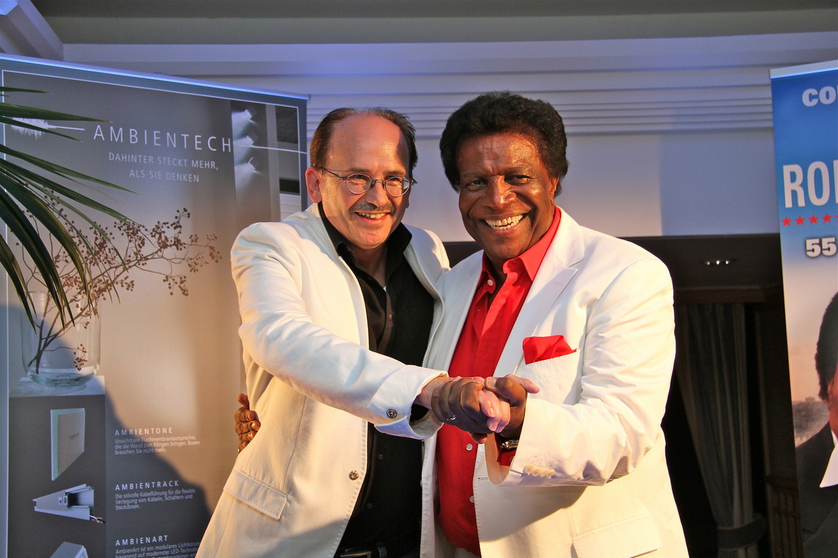 "Ich bin Entertainer. Ich kann viel mehr als Schlager, und das beweise ich mit der neuen Platte", sagt Roberto Blanco. Das stimmt, wie sich bei der Präsentation seines neuen Albums im Münc...