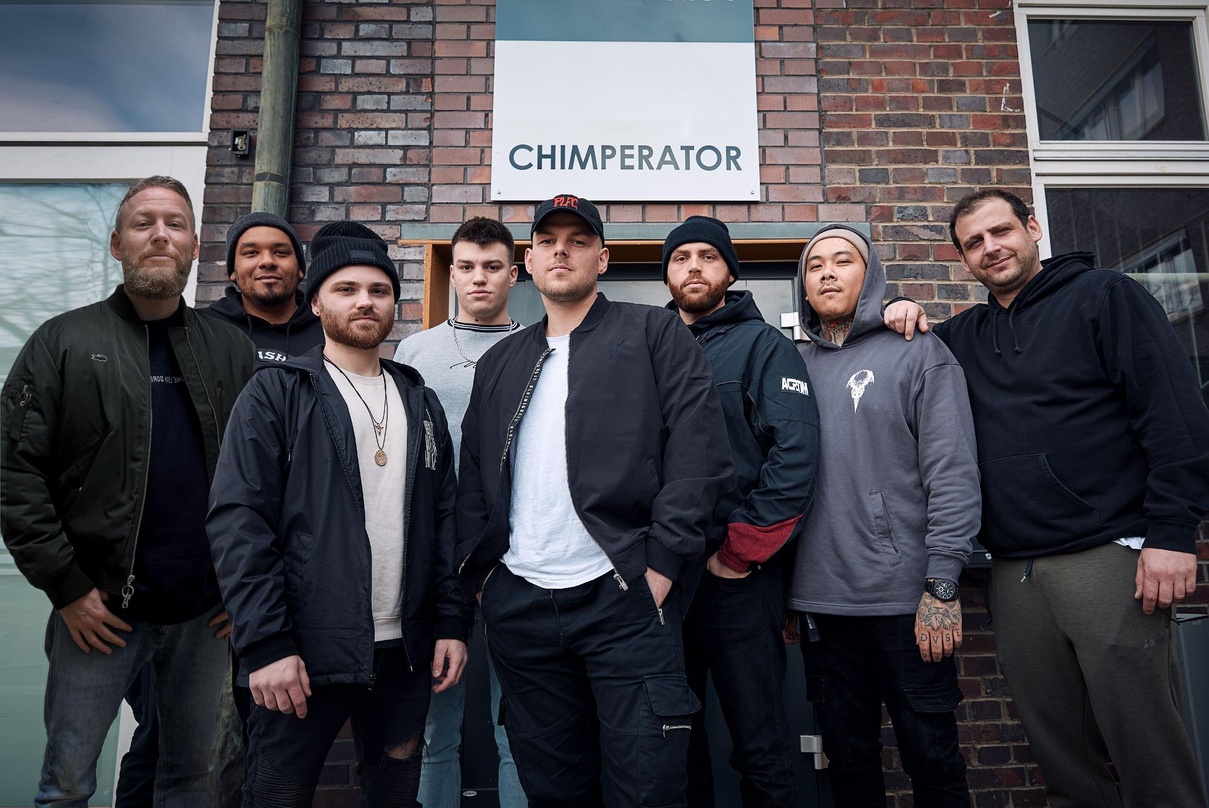 Zusamenarbeit perfekt: Dunkl (4. von rechts) mit seinem Team und den neuen Partnern von Chimperator