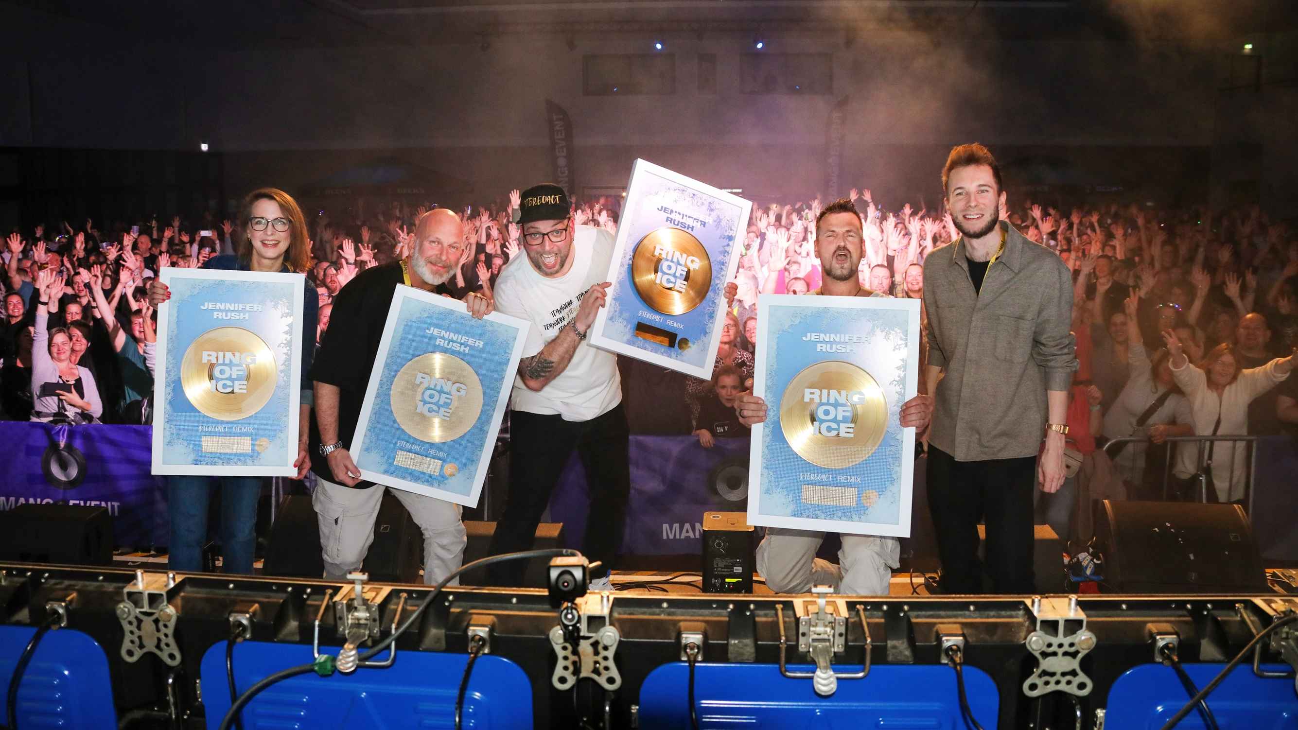 Feierten in Falkensee die Gold- Auszeichnung (von links) : Verena Runne (RTL 104.6 Moderatorin ), Ike Müller (13th Sounds Manager Stereoact), Sebastian Seidel, Rico Einenkel (beide Stereoa...