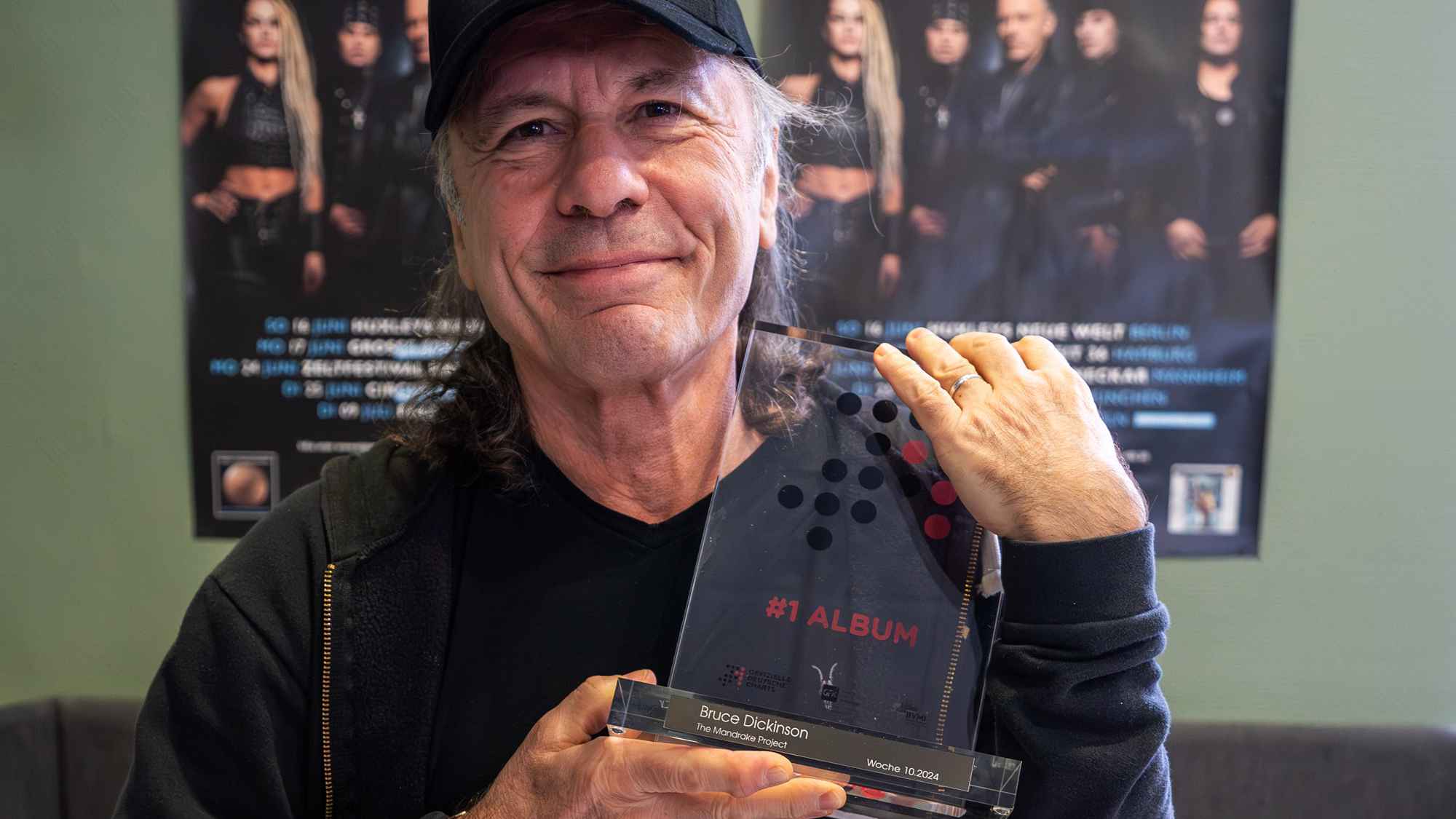 Ihm gelingt erstmals als Solist ein Nummer-eins-Album in Deutschand: Iron-Maiden-Sänger Bruce Dickinson mit seinen Nummer-eins-Award bei einer Autogrammstunde.