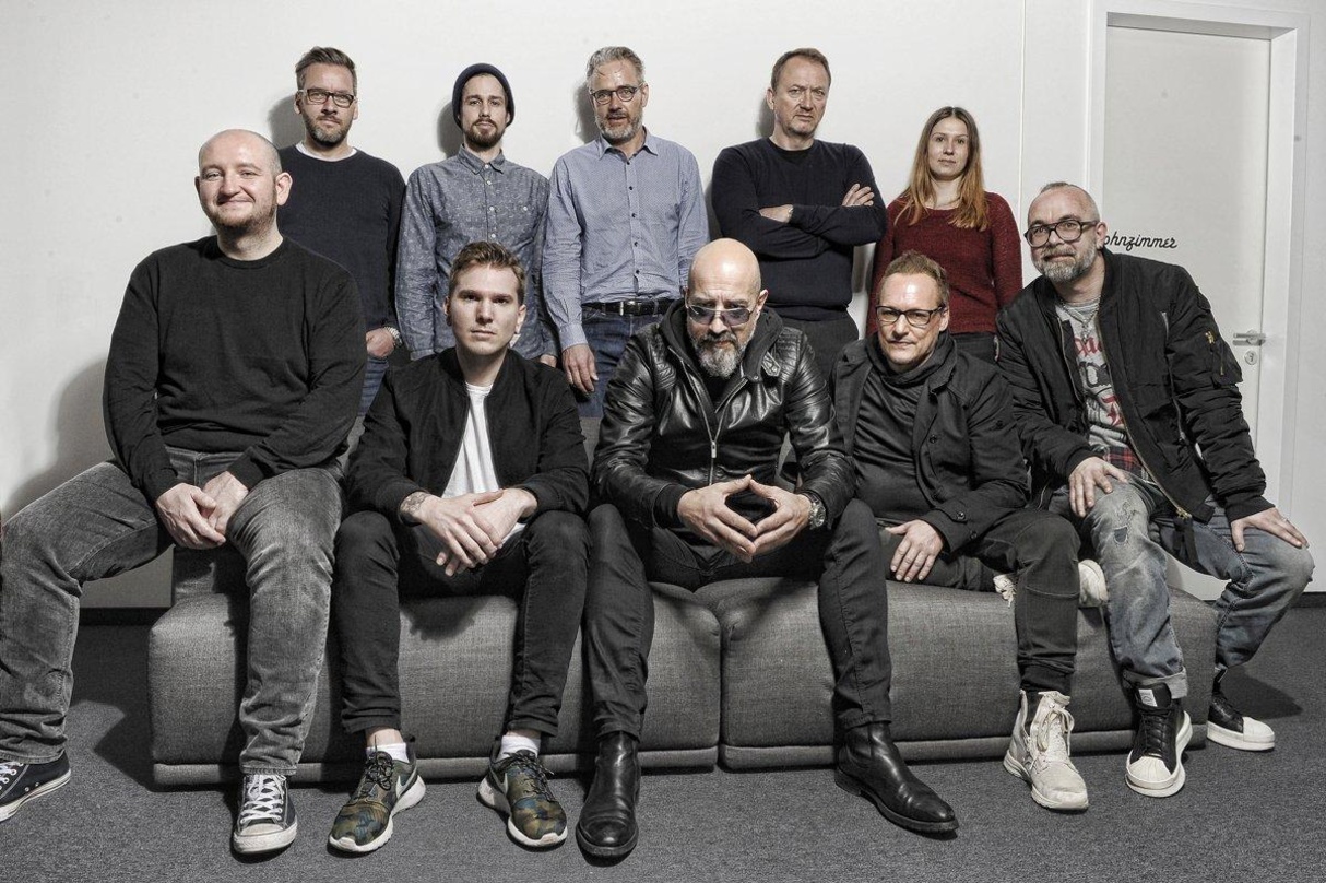 Machen weiterhin gemeinsame Sache (hinten, von links): Arndt Sedler (Director Marketing Ariola/RCA), Christoph Bruns (Product Manager RCA Deutschland), Clemens Fiedler (Senior Director Cat...