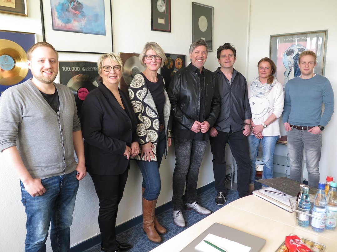 Besiegelten die künftige Zusammenarbeit (von links): Matthias Fischer, Gundi Deuker (beide Management Christian Lais), Anja Becker (da music Promotion Koordination), Christian Lais, Frank ...