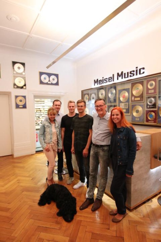 Bei der Vertragsunterzeichnung (von links): Kirsten Meisel, Frank Lücke (beide Meisel Musikverlage), Jan Neuhaus, Tobias Claessens (beide Newclaess), Jens-Markus Wegener und Ina Wiens (bei...