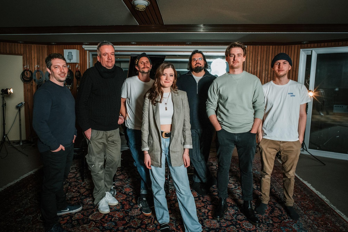 Vor der Session (von links): Marian Sittart (Embassy of Music), Stephan Schwarzer (Leitung Content & Programming Music DLXM), Peter Pazmandi (Audio Production DLXM), Madeline Juno, Tobias...