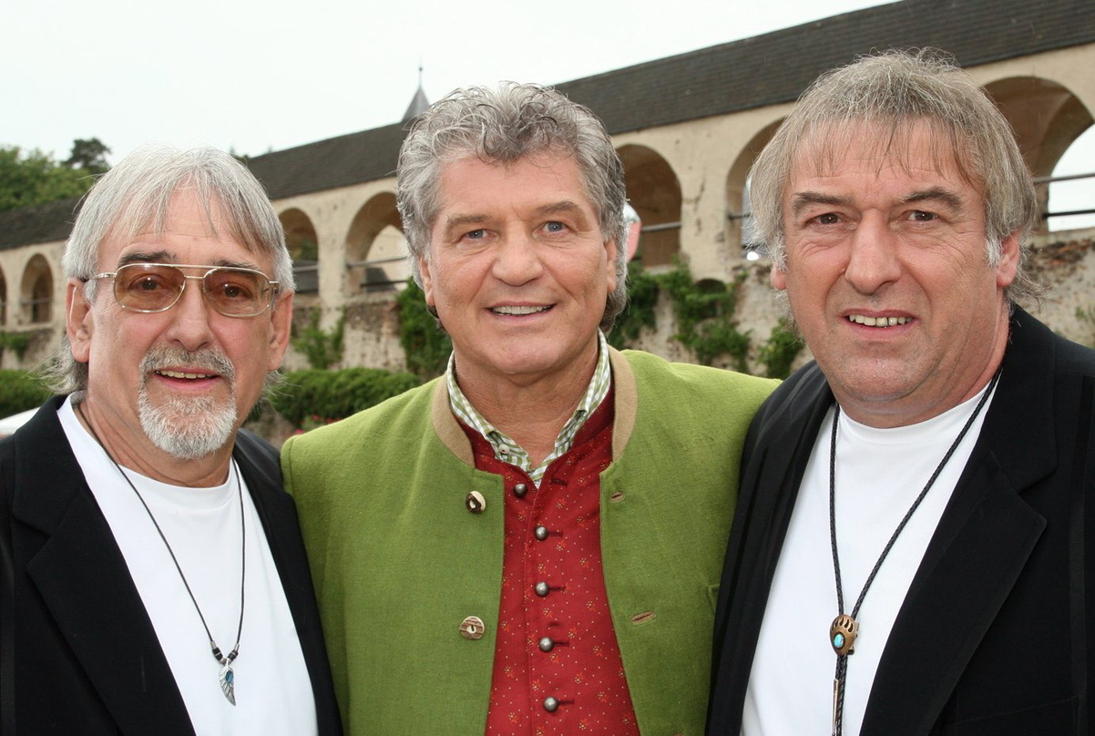 Veredelt: Die Amigos Karl-Heinz (l.) und Bernd Ulrich (r.) mit Moderator Michael Hartl