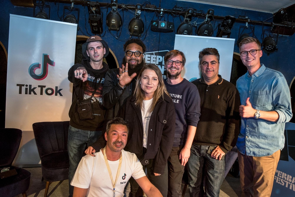 44ecb97c3c5957f1e4229059eaa5b2861195a96b27cb2b5f3e2b02b2a2127fb4 Präsentierten sich bei der TikTok Masterclass (von links): die Künstler Kaiba und Blanco Brown mit den TikTok-Mitarbeitern Ken Ogihara (vorn), Sophie Pineker, Andreas Hänisch, Farhad Zand ...